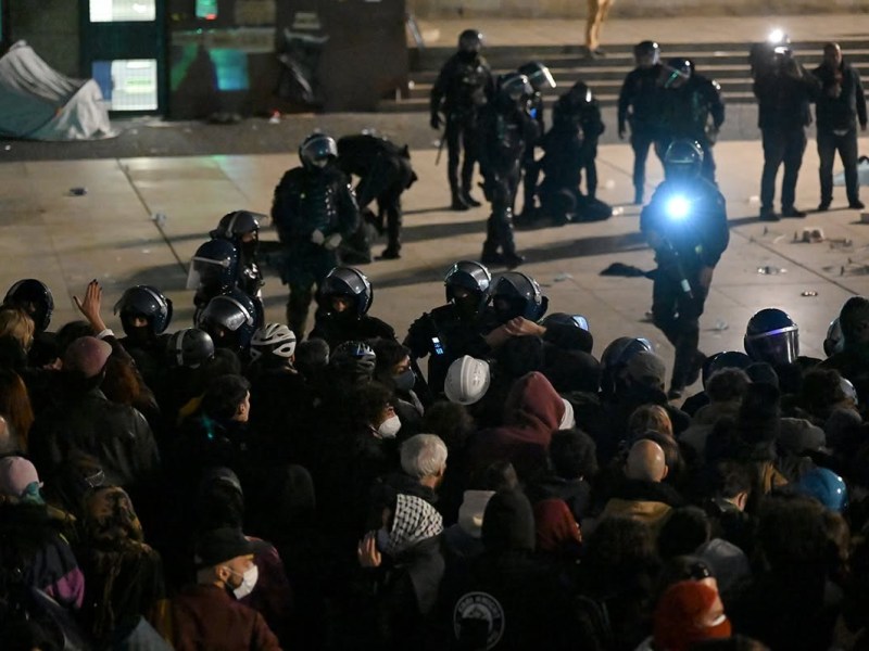 In dubio dá-se umas bastonadas aos manifestantes
